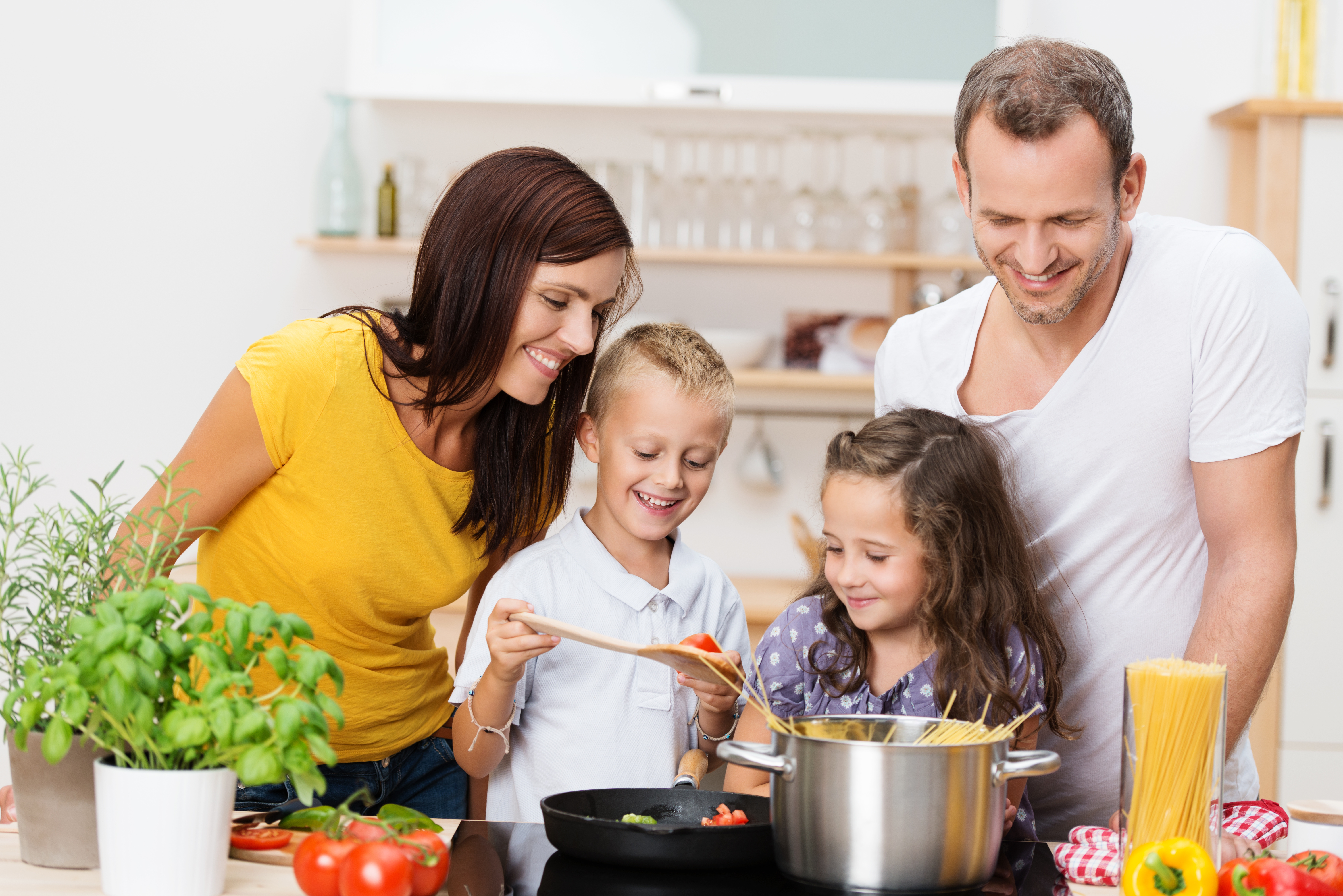 Familj som lagar mat tillsammans